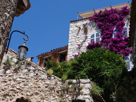 Éze_Francúzsko_Popínavá Bougainvillea na fasáde domu_Majorošová2018